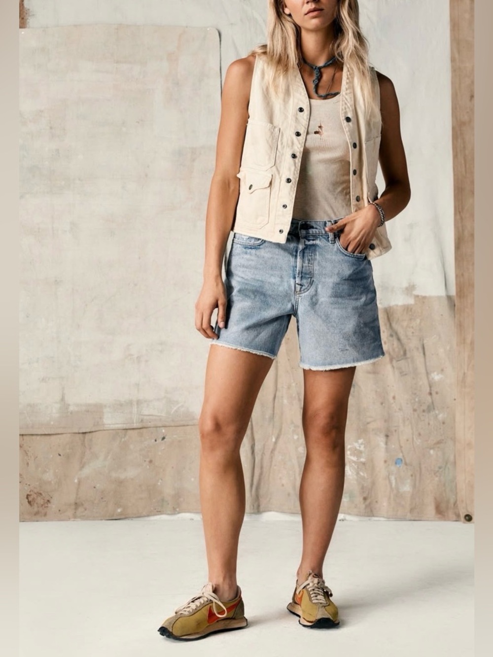 Imogene + Willie Hazel Denim Cutoff Shorts in Light Wash size 34 - Picture 2 of 11